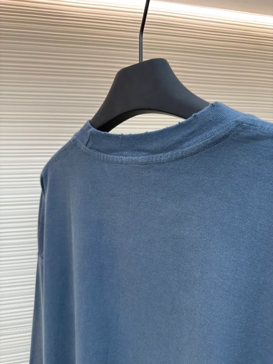 Acne Studios 1966 mud-dyed washed and aged long sleeves ●Authentic product: purchased and developed by 2279 ●Item number: 1680625-A15 ●Fabric: super soft cotton fabric ●Technology: washed and distressed ●Version: loose fit ●Weight: about 395 grams ●Size: S-M-L-XL ●Description: Made of ultra-soft pure cotton fabric, garment-dyed, washed and distressed, the chest part has a dirty feel, and the lower part shows a gradient effect. The neckline is slightly frayed to better fit the overall tone. The overall line is straight and delicate, the fabric is comfortable and soft, and the color is consistent without color difference. It can be matched with the same style to create a fashionable look and control various occasions. Customized accessories, complete with three standards, the same style for men and women!